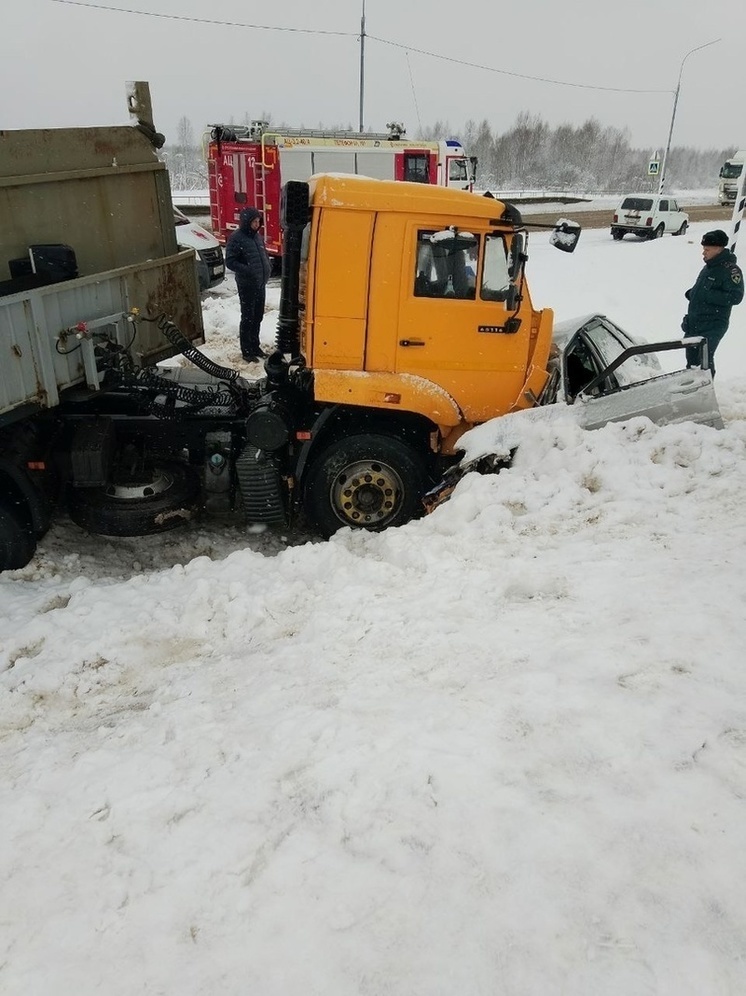 На трассе М-9 в Тверской области погиб водитель "ВАЗа", попавший под встречный "Камаз"
