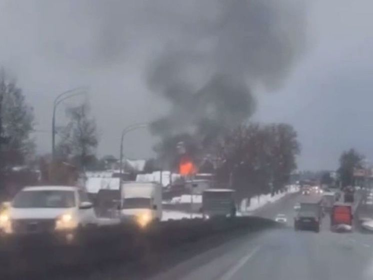 В округе Солнечногорск загорелся частный одноэтажный дом