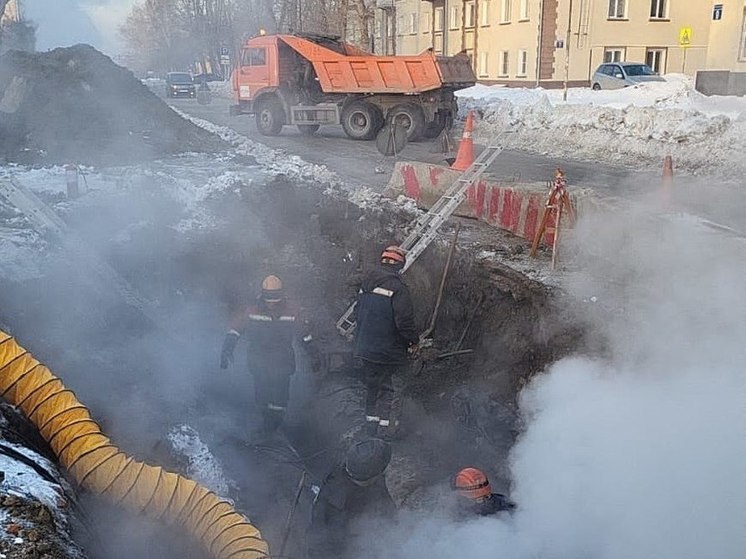 В Новосибирске порыв полувековой трубы привел к затоплению подвала