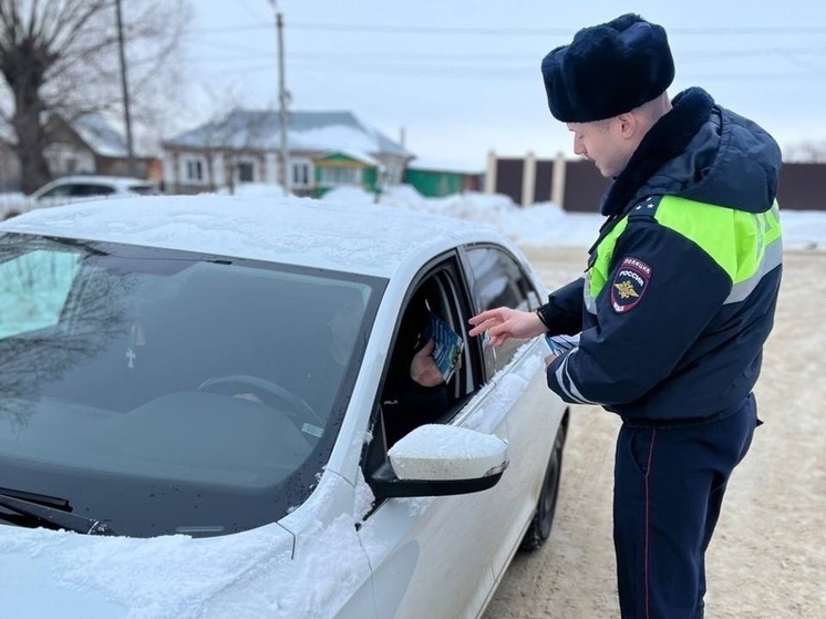 Под Рязанью водителям раздали памятки по безопасности на зимних дорогах
