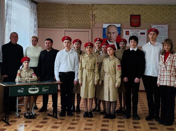 Парта героя в честь летчика-космонавта появилась в одной из луганских школ