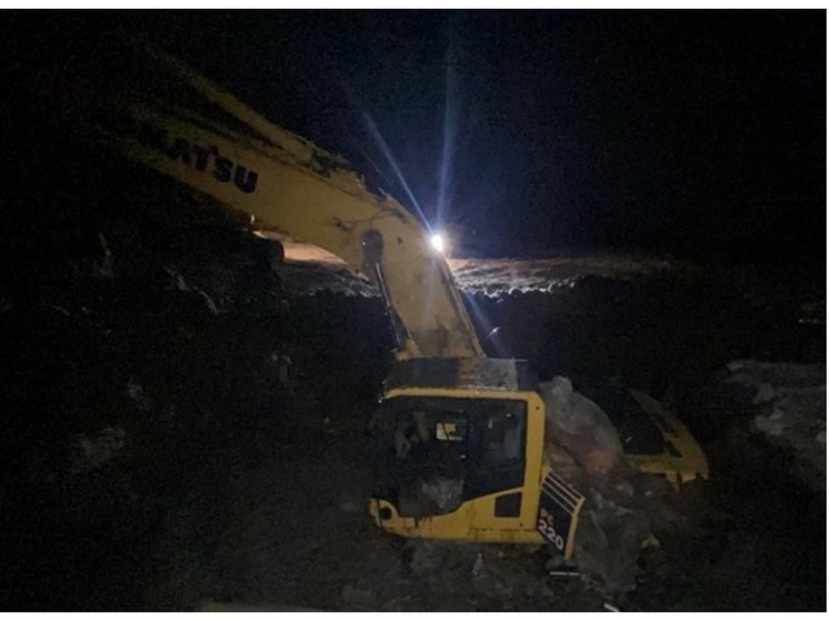Новосибирец вместе с экскаватором провалился под лед на севере Томской области
