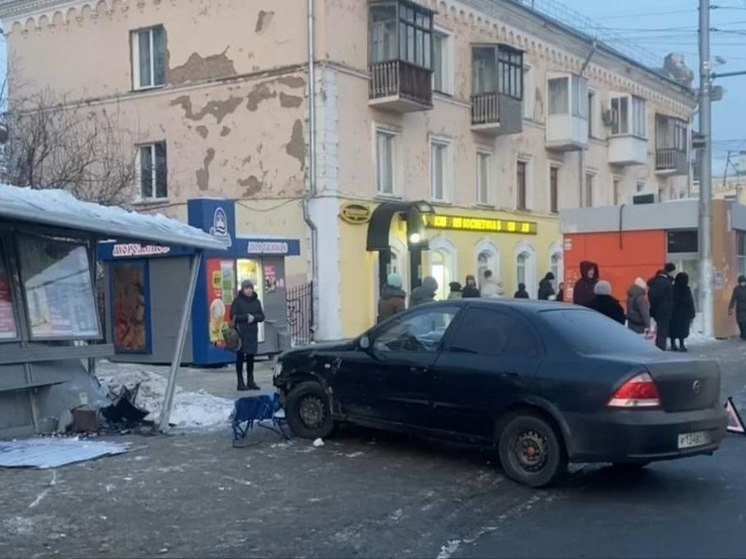 Пострадали три человека: автомобиль влетел в остановку в Кемерове