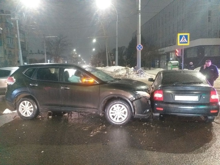 Две легковушки не разъехались на перекрестке в Вологде, травмы получил пассажир