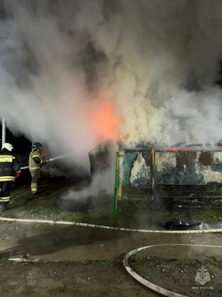 В Адыгее сотрудники МЧС потушили пожар площадью 40 м2