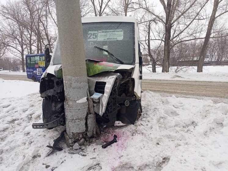В Омске автобус врезался в столб, пострадали три пассажира