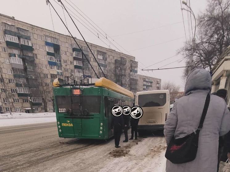 В Пензе произошло ДТП с участием троллейбуса и маршрутки