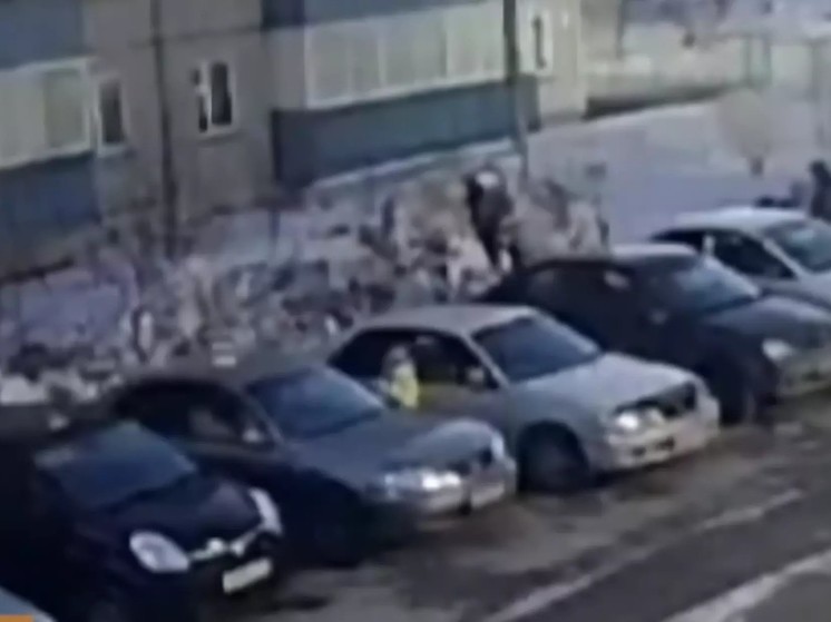  Девочка провалилась в открытый люк в микрорайоне Солнечный в Красноярске