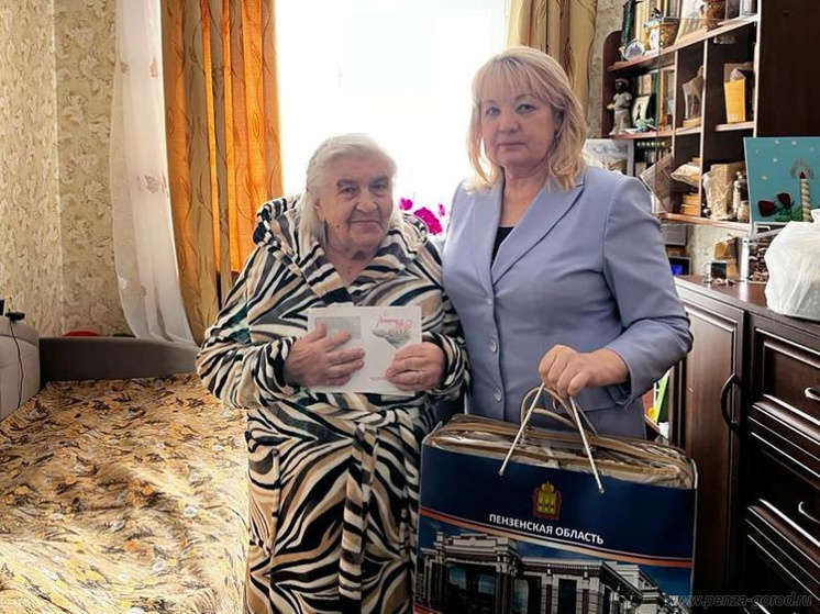 В Пензе поздравили участницу трудового фронта с 95-летием