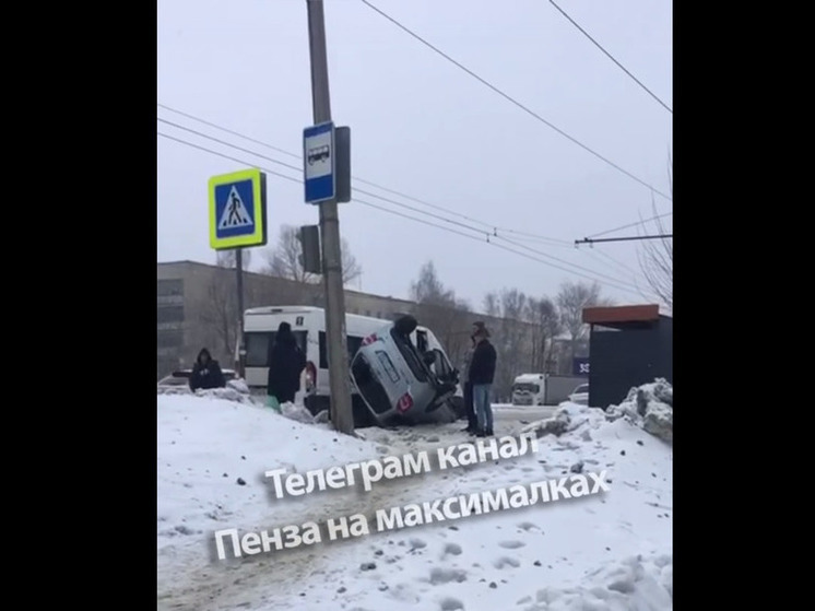 В Пензе легковушка перевернулась на бок и влетела в маршрутку