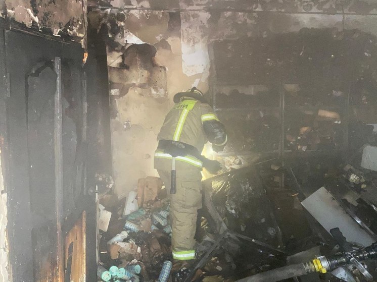 В Майкопе загорелись магазин и многоквартирный жилой дом