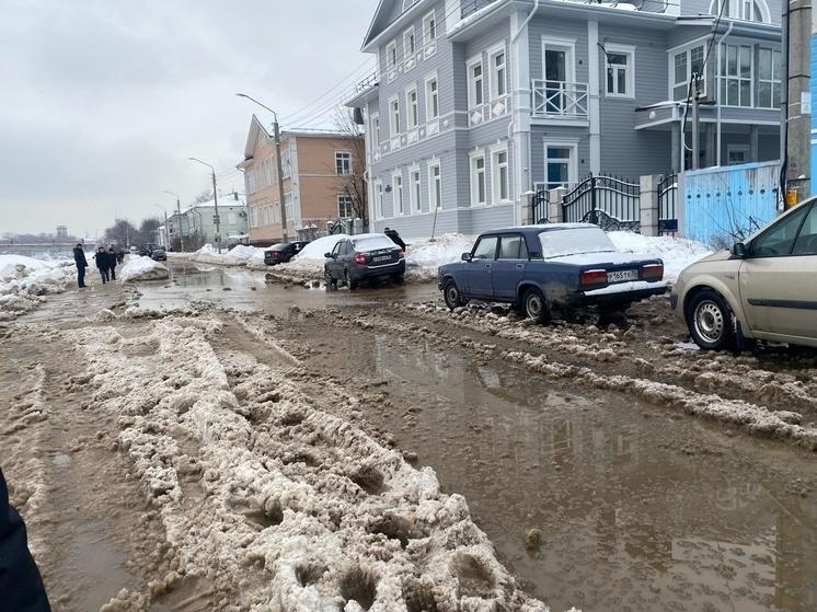 Аварию на водоводе в районе улицы Набережная VI Армии устраняют в Вологде