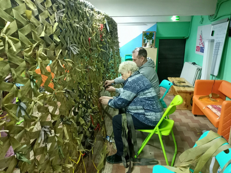 Коляне начали изготавливать окопные свечи для воюющих на спецоперации земляков
