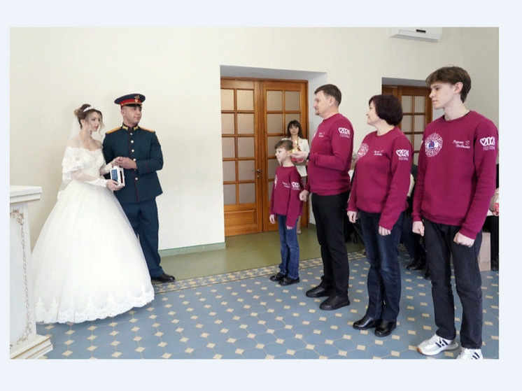 На Ставрополье молодоженам передали огонь Всероссийского семейного очага