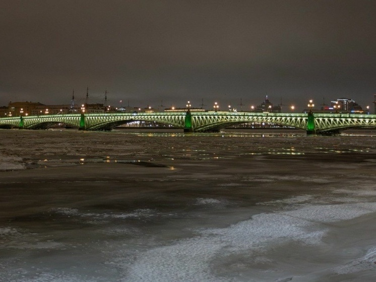 Троицкий мост подсветят оливковым и зеленым в честь дня снятия блокады