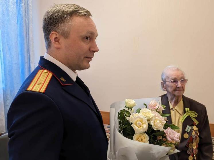 Следователи поздравили с Днем снятия блокады Ленинграда 108-летнего ветерана