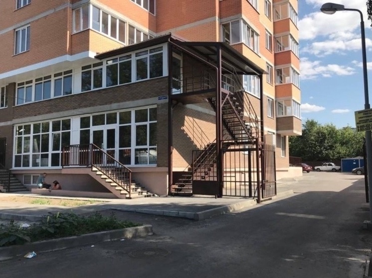 В Батайске с пятого этажа выпала школьница