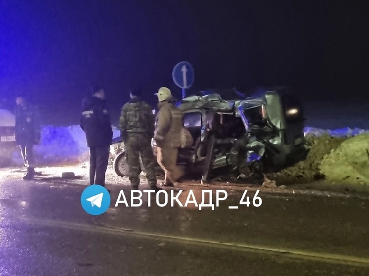 На трассе под Курском столкнулись минивэн и грузовик