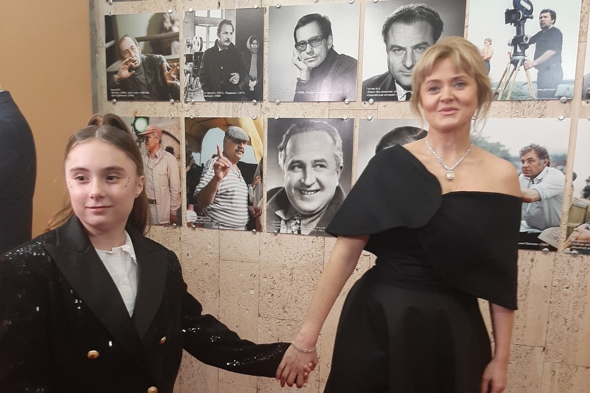 Anna Mikhalkova showed her daughter and spoke about the “naked party”