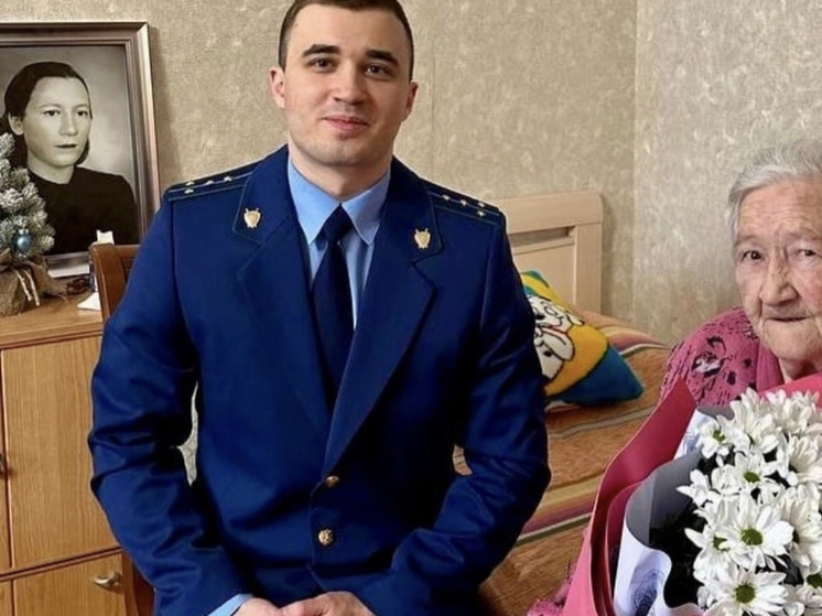 Работники Смоленской прокуратуры посетили защитницу блокадного Ленинграда