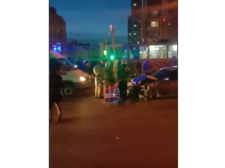 В Барнауле автомобиль после ДТП врезался в остановку и сбил женщину