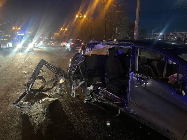 Утром в Хабаровске иномарка влетела в троллейбус