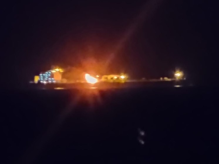 Загоревшийся после атаки хуситов нефтяной танкер попал на видео