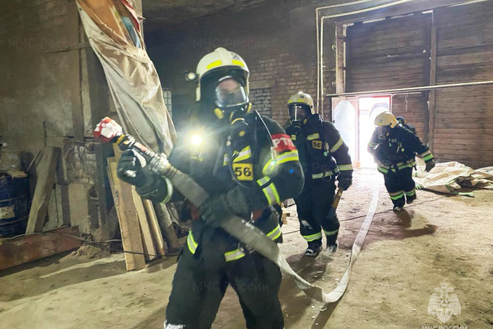 Костромские пожарные провели тренировку на оказавшемся в дыму деревоперерабатывающем производстве