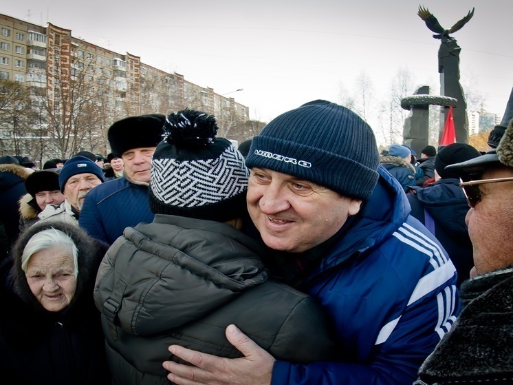 Врач Дмитрий Тарасов призвал чаще обниматься