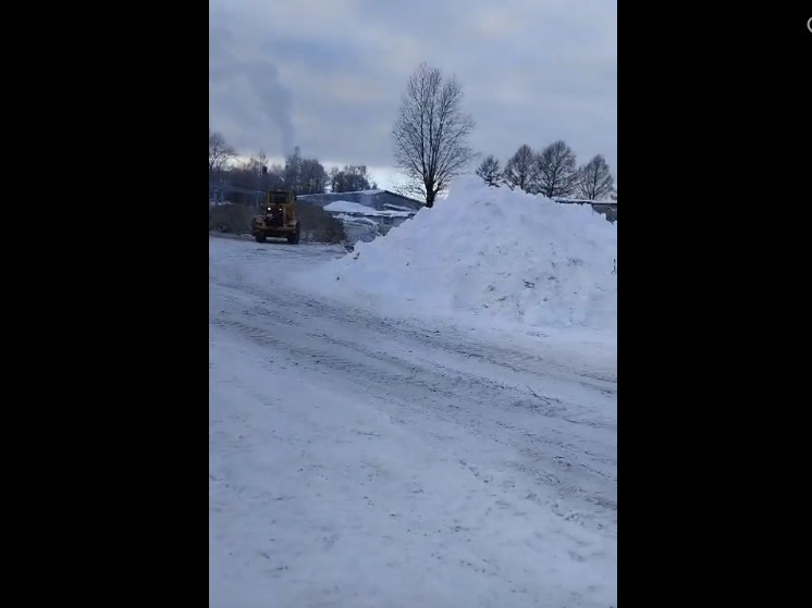 Окраину Петрозаводска, где живут люди, завалили грязным снегом