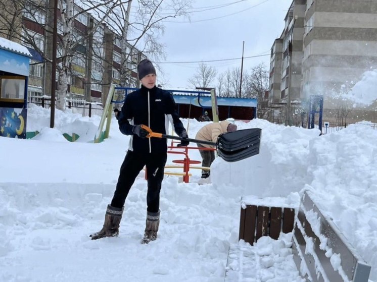 Сахалинцы помогают коммунальщикам чистить снег