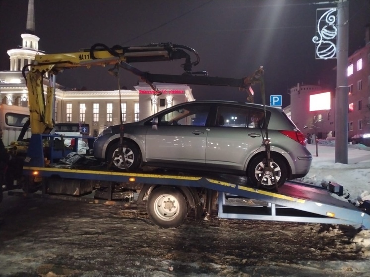 Автомобили вновь увезли с запрещенной стоянки у ж/д вокзала в Петрозаводске