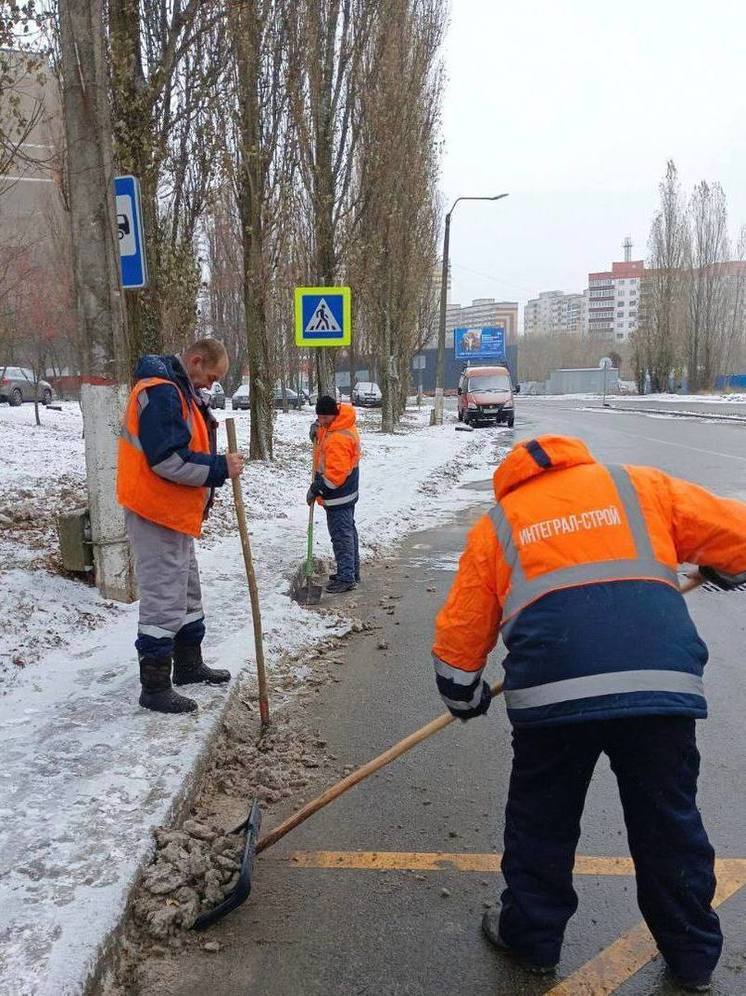 В Курске днем дороги от снега вышли убирать 40 спецмашин и 24 рабочих