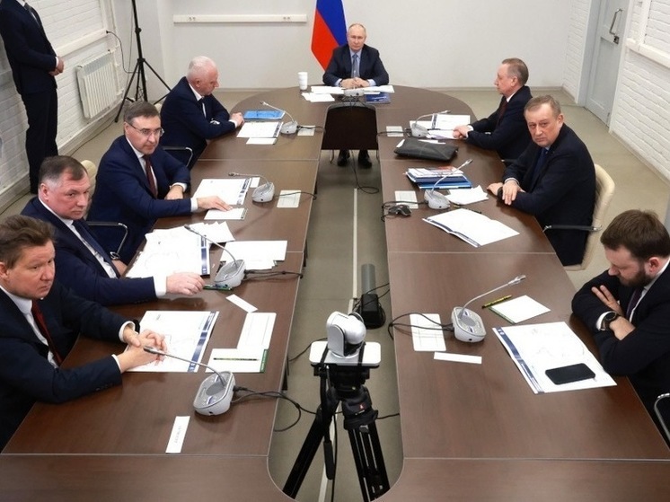 Владимир Путин провел совещание по социально-экономическому развитию Петербурга