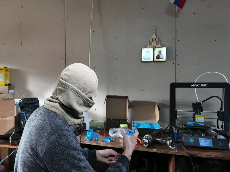 Многодетный отец-рационализатор из Крыма делает на 3D-принтере боевые и медицинские изделия для фронта