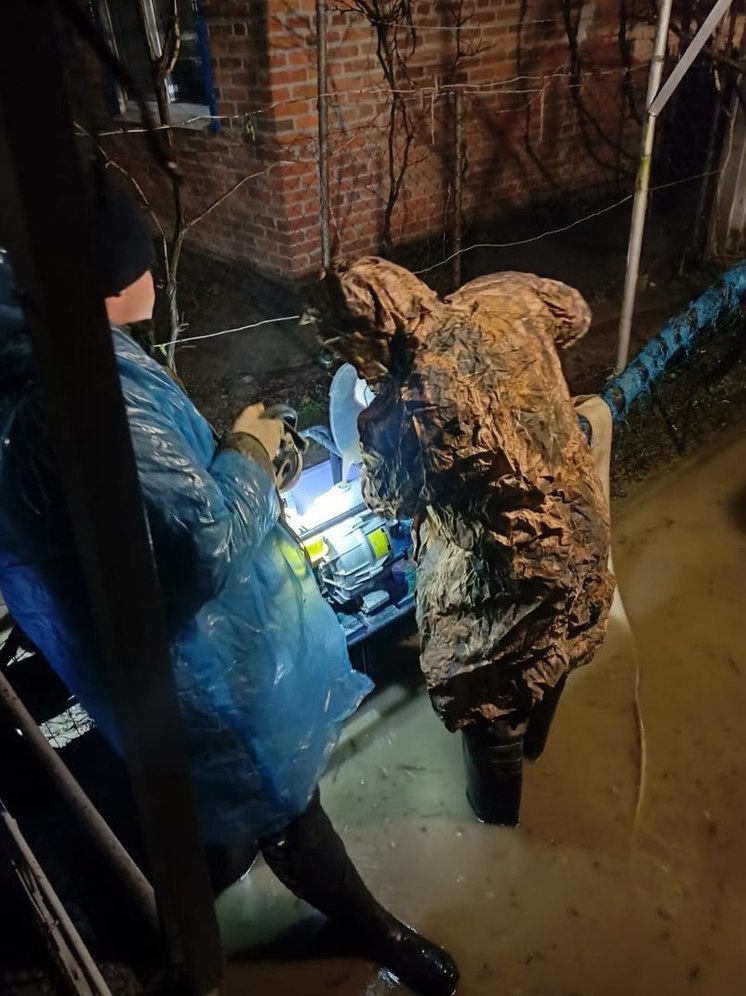 Оперштаб: в Горячем Ключе спецтехника откачивает воду с подтопленных улиц