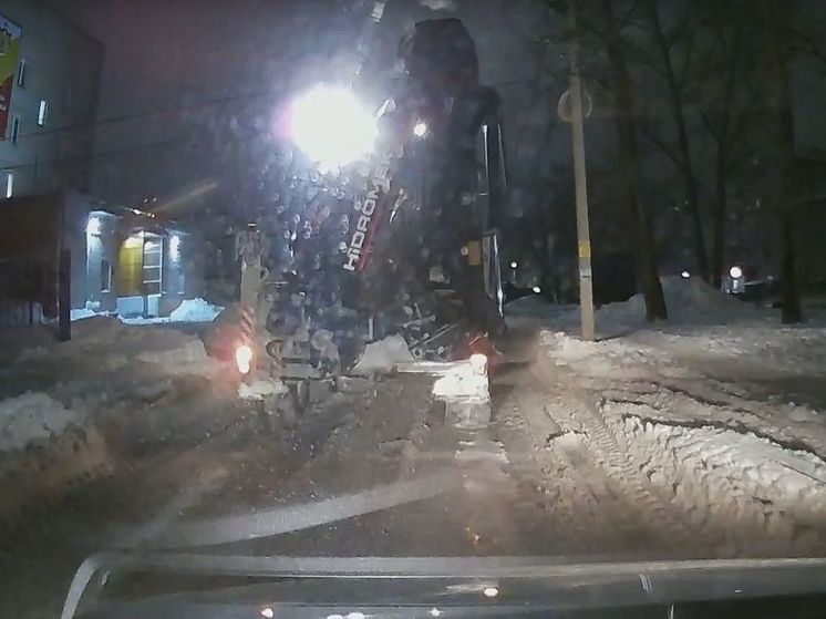 На улице Дачной в Рязани женщине пришлось спасаться от снегоуборочной машины