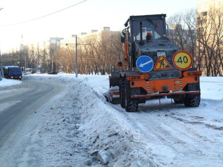 Ночью в Омске на борьбу со снегом выходили 60 единиц техники