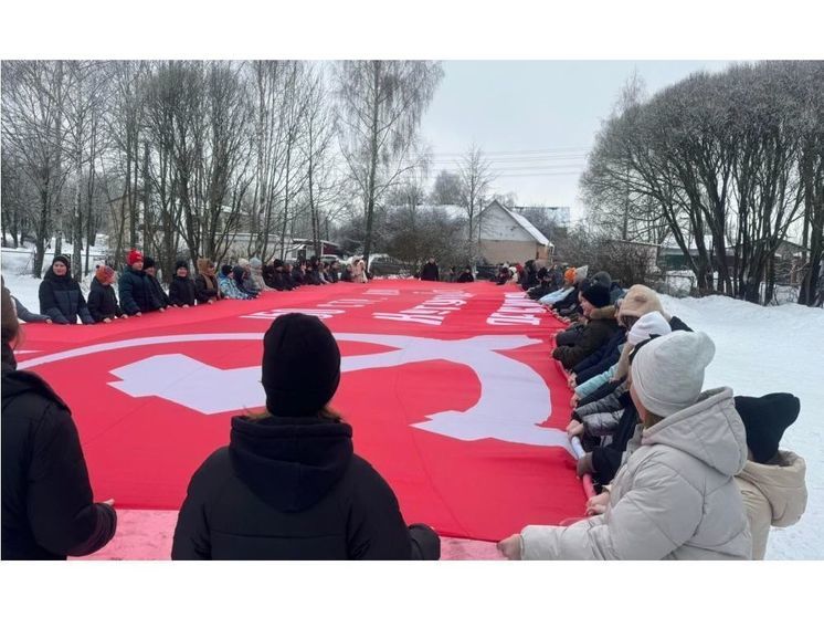 В Богородицком под Смоленском развернули большую копию «Знамени Победы»