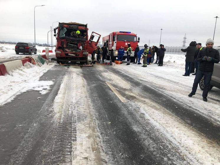 На съезде с КАДа в сторону Порошкино столкнулись два грузовика