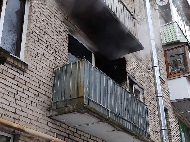 Специалисты спасли десять человек во время пожара в квартире на Вокзальной улице в Отрадном