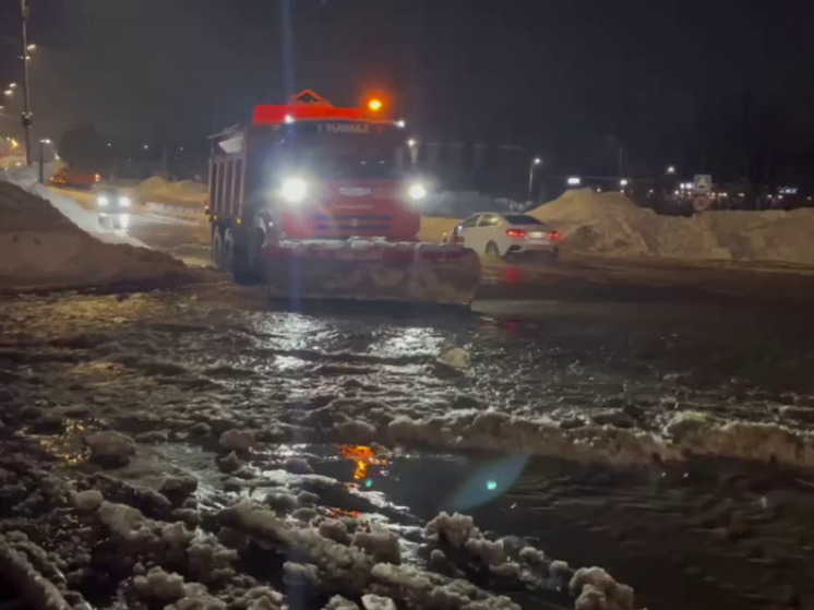 Коммунальщики сушат Московское шоссе после аварии в Сергиевом Посаде