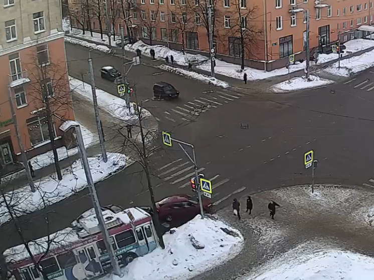 Троллейбус с пассажирами снес две легковушки в центре Петрозаводска