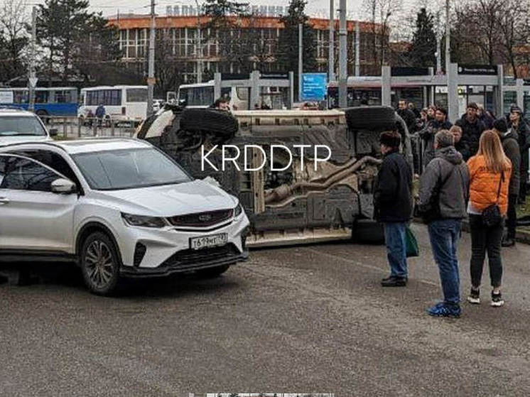 Иномарка в центре Краснодара вылетела на "встречку" и протаранила 5 автомобилей