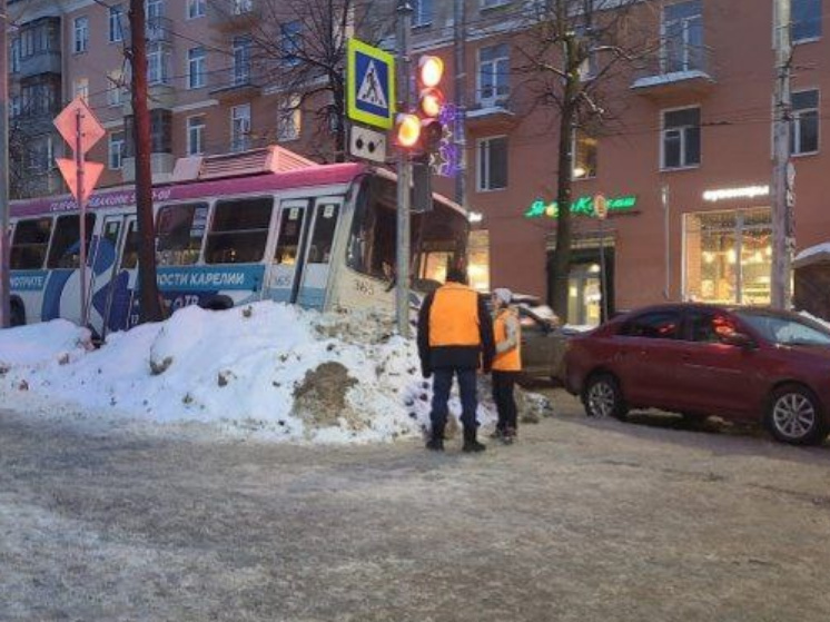 Полиция Петрозаводска, рассказала почему троллейбус снес два авто на перекрестке