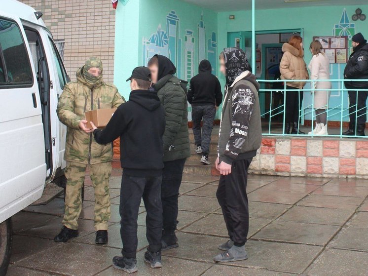 Росгвардейцы передали херсонским студентам гуманитарный груз