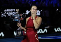 Арина Соболенко показала чрезвычайно доминирующую игру, став первой женщиной за 11 лет, сохранившей титул чемпиона Australian Open. Это второй титул Большого Шлема для белоруски. «МК-Спорт» рассказывает подробности.
