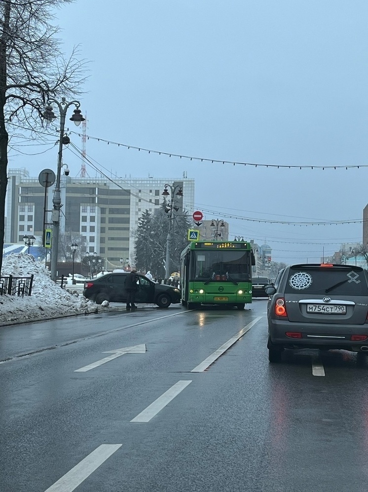 В центре Курска 27 января зеленый автобус попал в ДТП