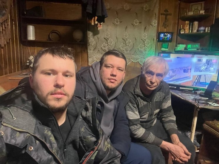 Пенсионер-инвалид поблагодарил сахалинских волонтеров за уборку двора от снега