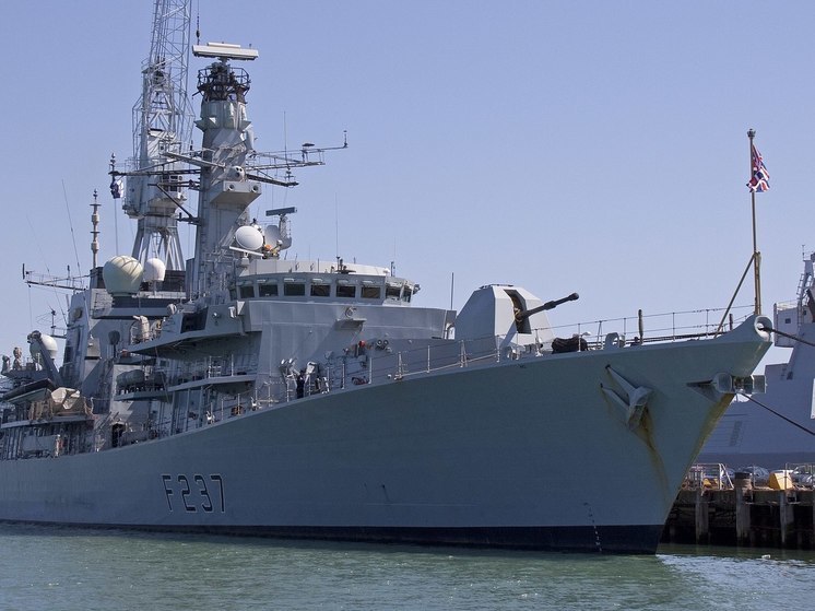 Главком ВМС Украины заявил, что Киев с радостью примет два списанных британских корабля